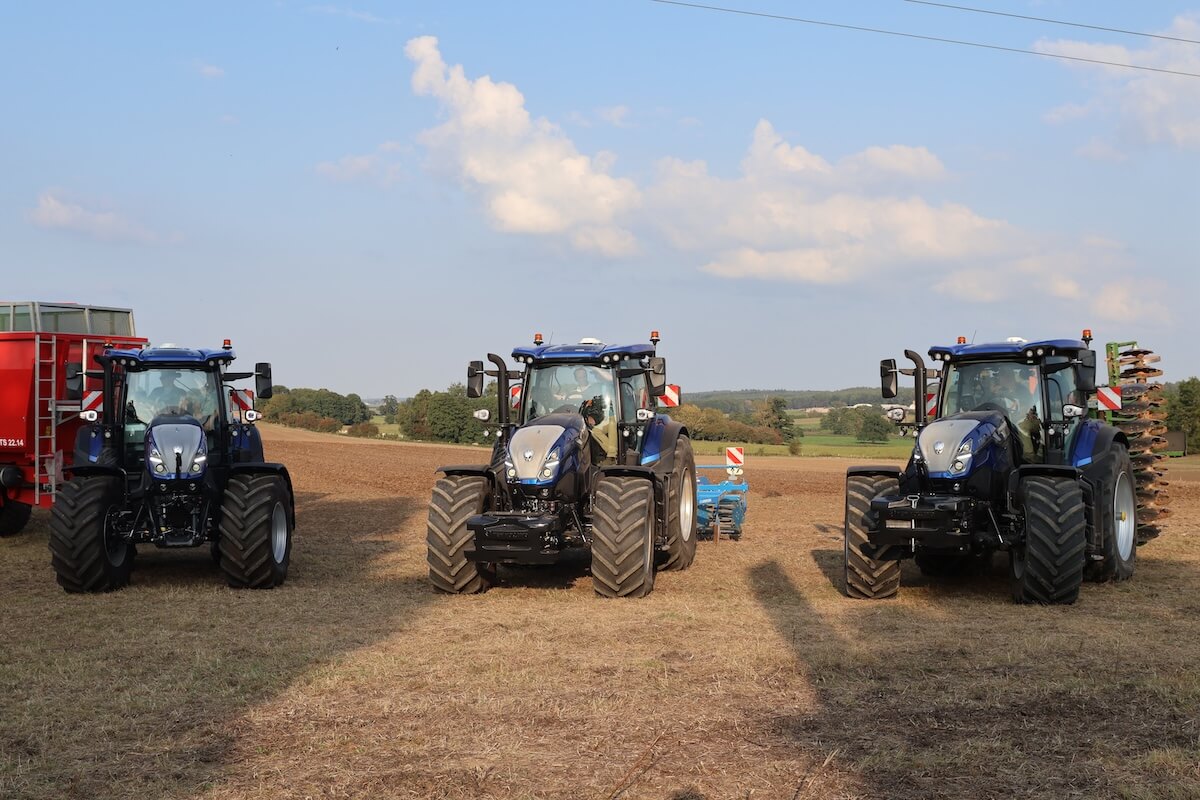 Tre trattori New Holland T7.225 SWB con, da sinistra, un rimorchio Annaburger, un coltivatore Lemken e un erpice Amazone